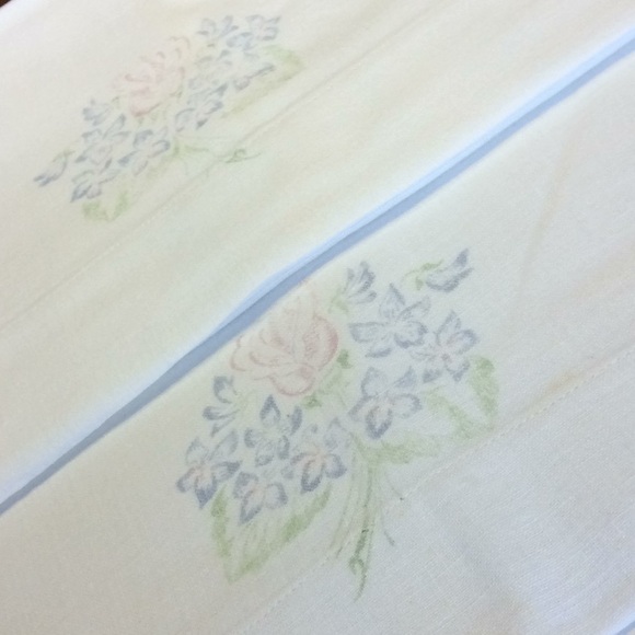 FINAL SALE PRICE Vintage White Stamped Floral Pillow Case Set - Picture 1 of 4